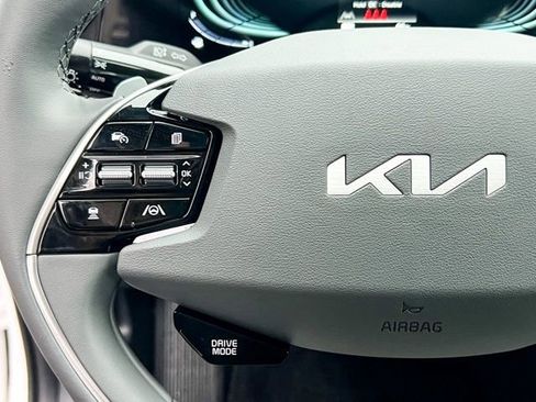 Used 2025 Kia Niro EX image 26