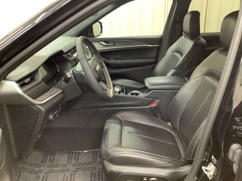 Used 2025 Jeep Grand Cherokee Limited w/ Black Appearance Package AWD/4WD image 14