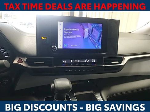 Used 2025 Toyota Sienna LE image 9