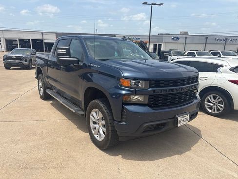Used 2019 Chevrolet Silverado 1500 Custom w/ Custom Max Trailering Package AWD/4WD image 4