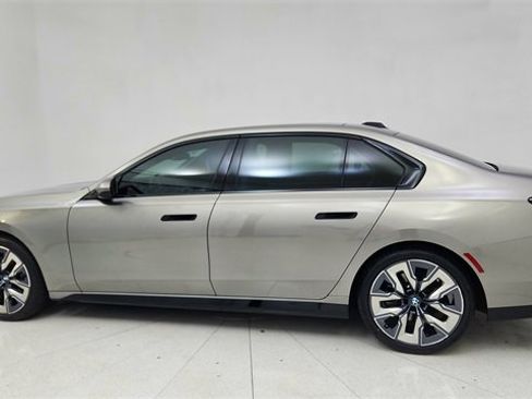 Used 2024 BMW 740i image 4