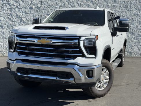 Used 2024 Chevrolet Silverado 2500 LTZ w/ LTZ Plus Package AWD/4WD image 3