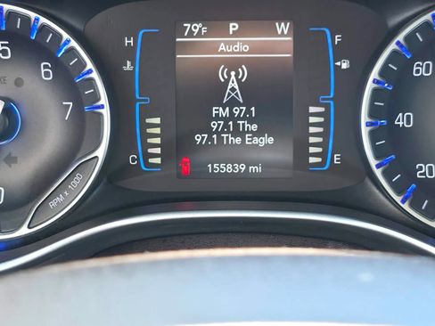 Used 2017 Chrysler Pacifica Touring-L FWD image 24