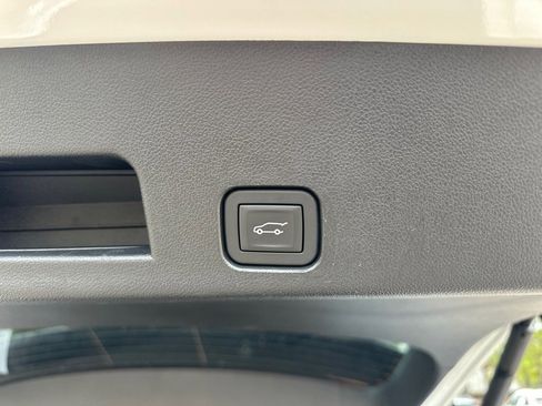 Used 2025 Chevrolet Traverse LT image 21