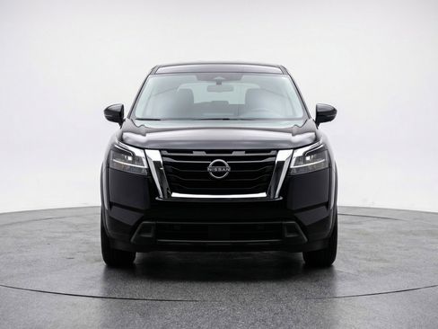 Used 2025 Nissan Pathfinder SV image 2