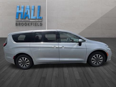 Used 2023 Chrysler Pacifica Touring-L FWD image 6