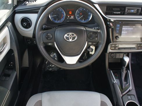Used 2018 Toyota Corolla LE image 5