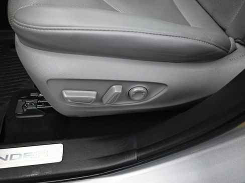 Used 2023 Toyota Highlander Limited image 28