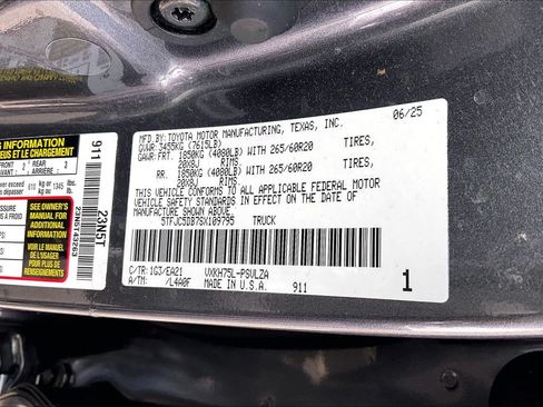 Used 2025 Toyota Tundra Limited AWD/4WD image 37