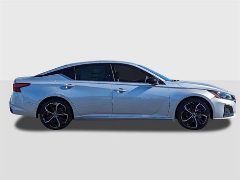 New 2025 Nissan Altima 2.5 SR image 6