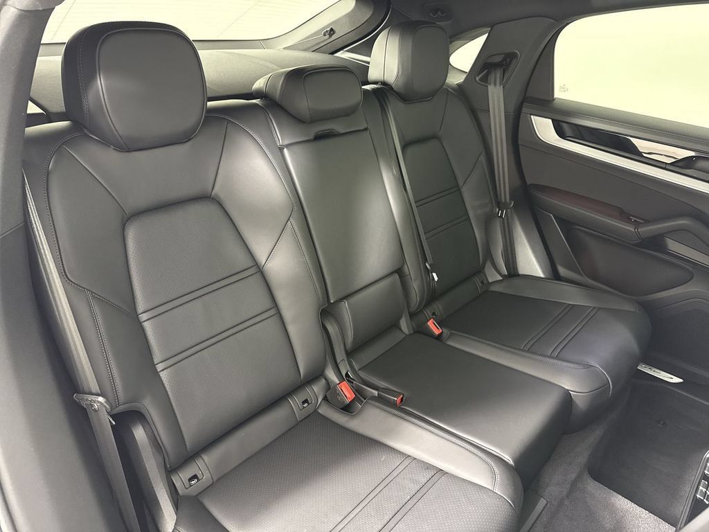 Used 2025 Porsche Cayenne S AWD/4WD image 23