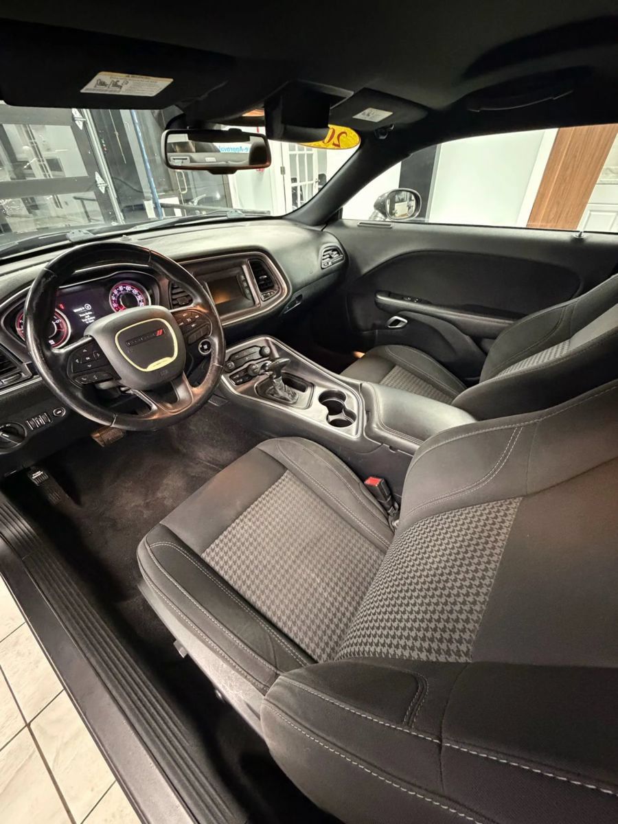 Used 2016 Dodge Challenger SXT RWD image 13