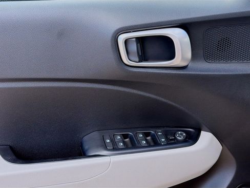 Used 2022 Hyundai Venue SEL image 14