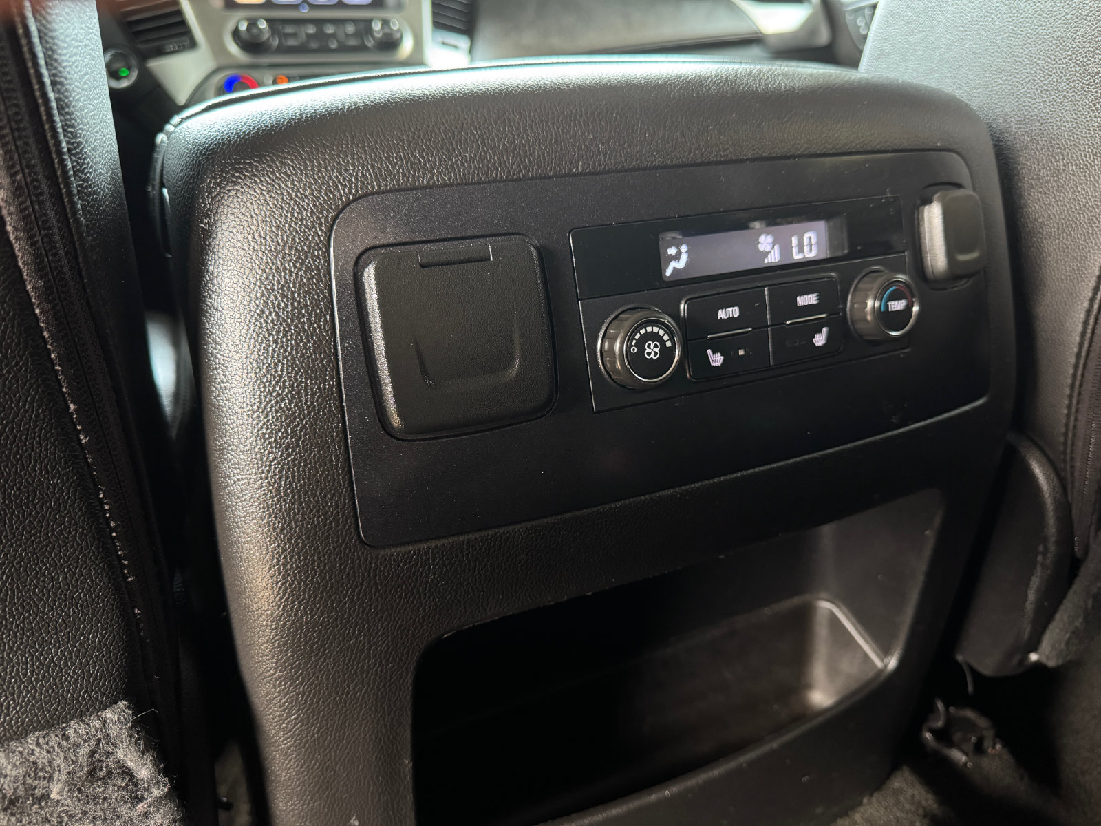Used 2018 Chevrolet Suburban Premier RWD image 18