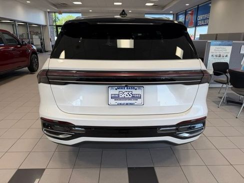 Used 2025 Lincoln Nautilus Reserve AWD/4WD image 11