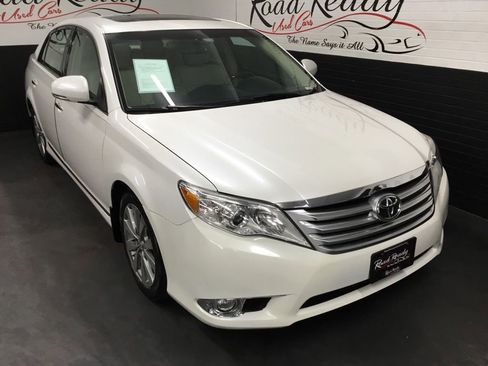 Used 2011 Toyota Avalon Limited image 2