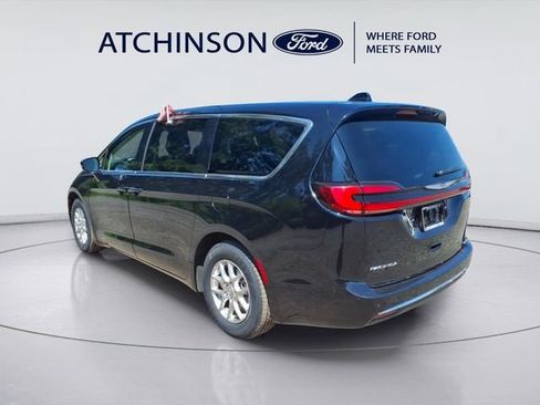 Used 2024 Chrysler Pacifica Touring-L FWD image 7