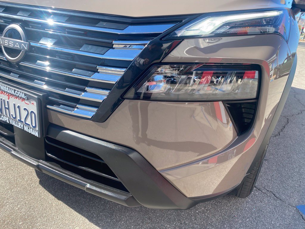 Certified 2025 Nissan Rogue SV AWD/4WD image 10