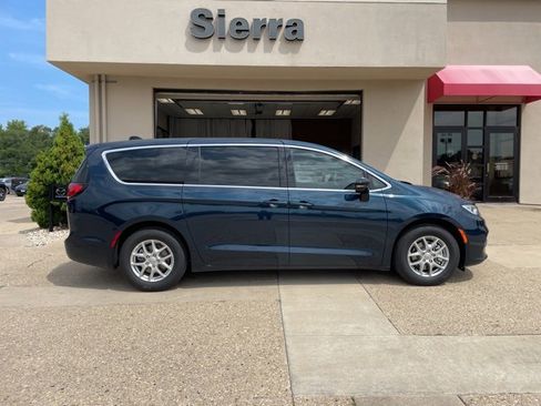 New 2025 Chrysler Pacifica Select image 4