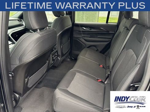 Used 2025 Jeep Grand Cherokee Laredo AWD/4WD image 9