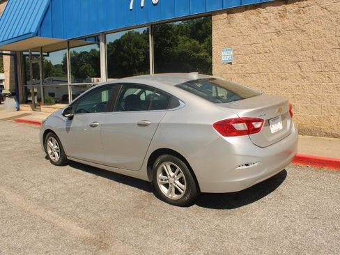 Used 2017 Chevrolet Cruze LT w/ Convenience Package FWD image 4