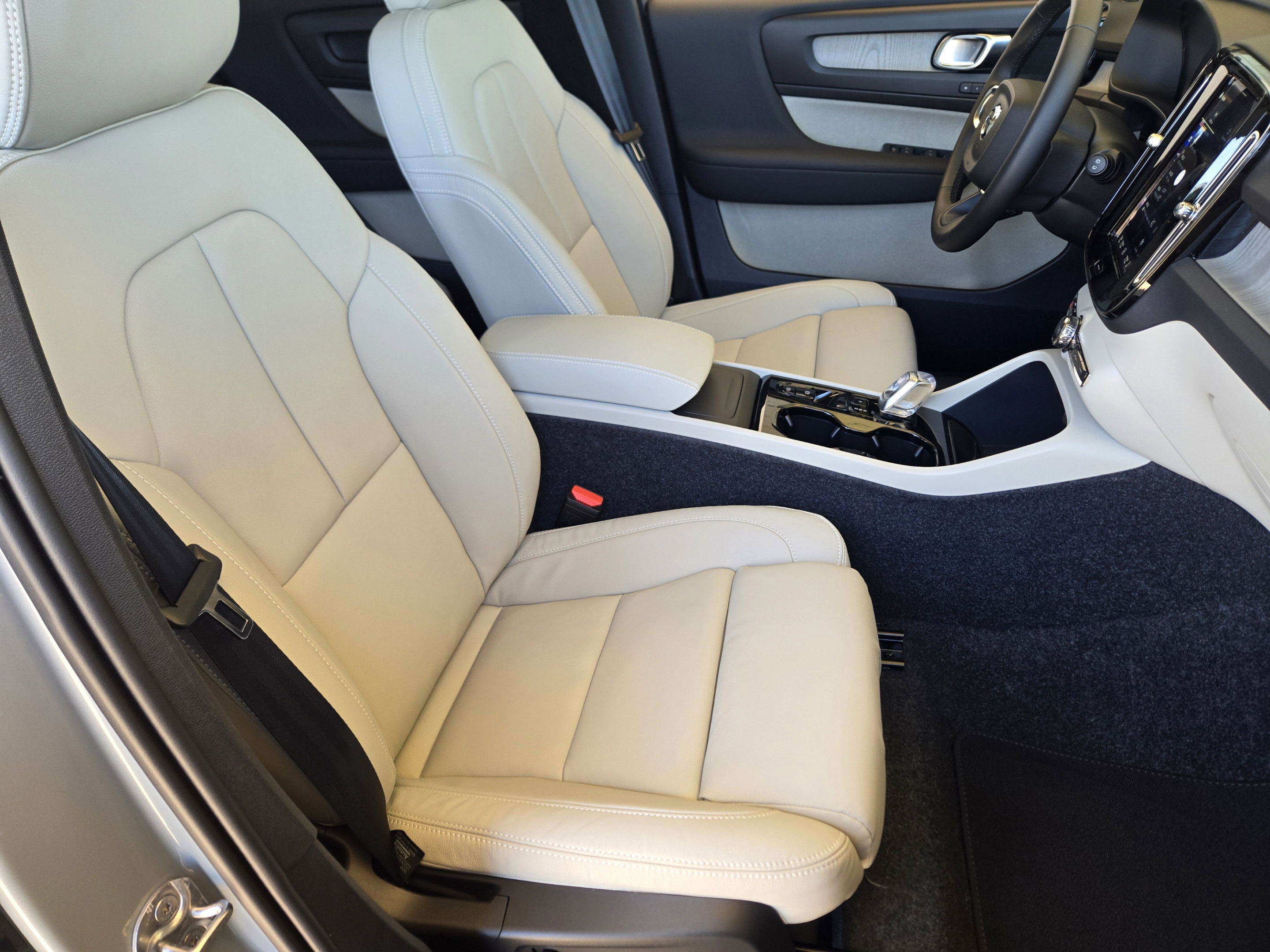 Used 2026 Volvo XC40 B5 Plus w/ Protection Package Premier AWD/4WD image 18