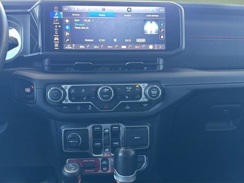 Used 2024 Jeep Wrangler Unlimited Rubicon w/ Technology Group image 8