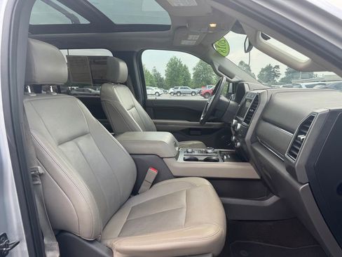 Used 2018 Ford Expedition XLT w/ Equipment Group 202A AWD/4WD image 18