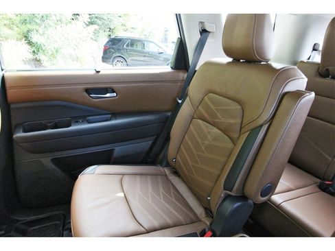 Used 2022 Nissan Pathfinder Platinum w/ Cargo Package image 11