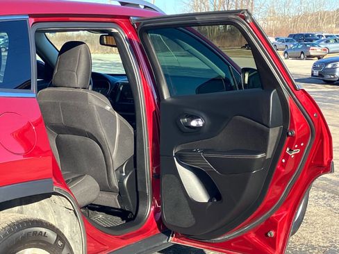 Used 2016 Jeep Cherokee Latitude w/ Cold Weather Group image 15