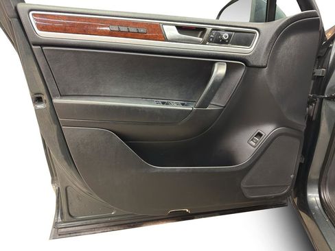 Used 2014 Volkswagen Touareg TDI image 11