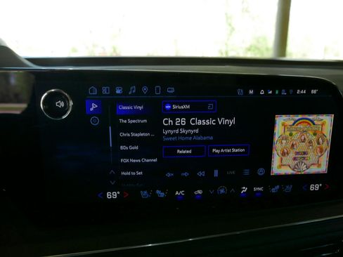 Used 2025 Chevrolet Suburban High Country image 22