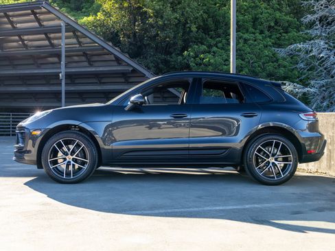 Certified 2025 Porsche Macan image 2