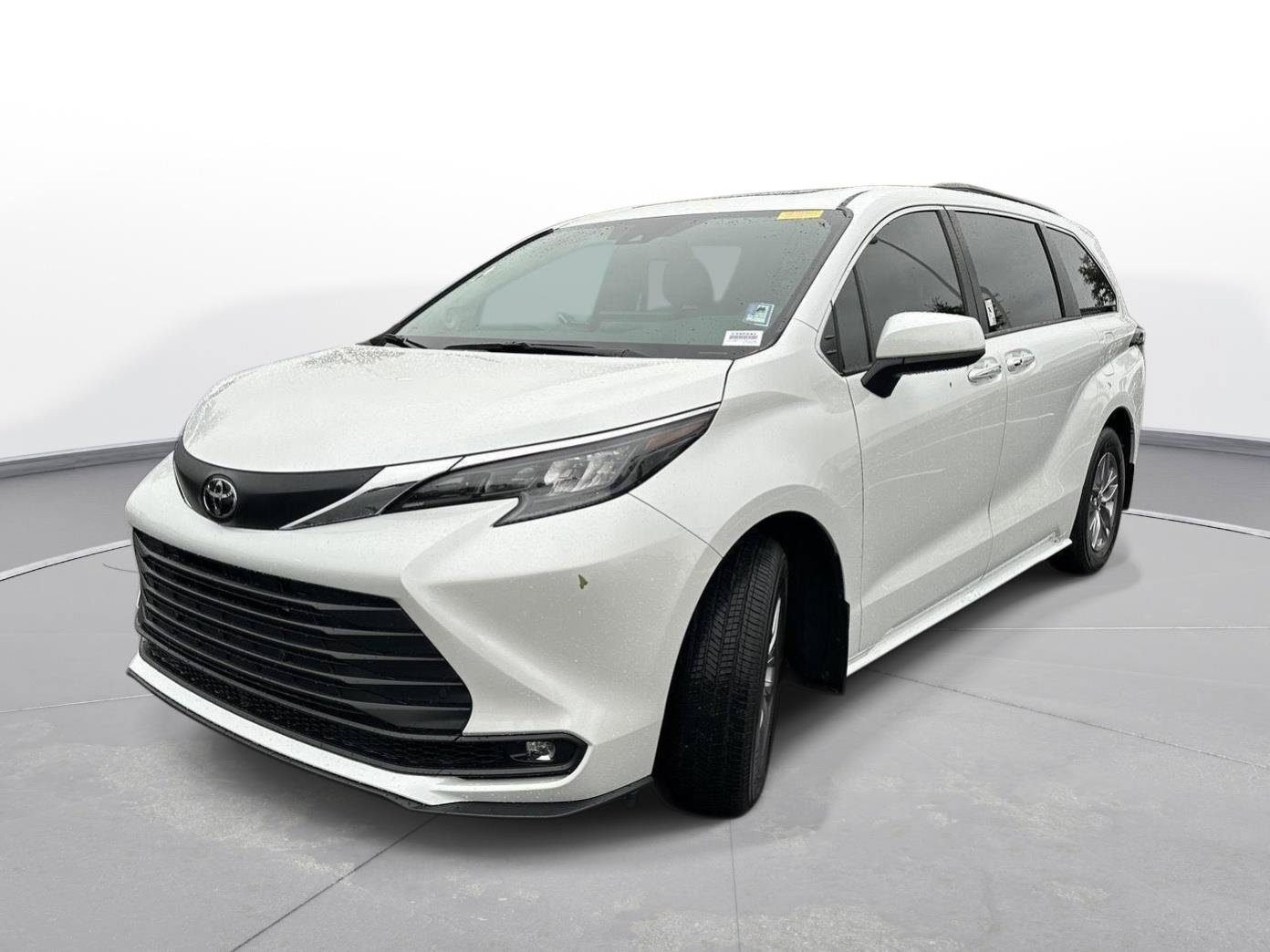 Used 2026 Toyota Sienna XLE FWD image 2