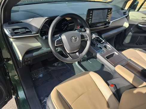 Used 2021 Toyota Sienna XLE image 18