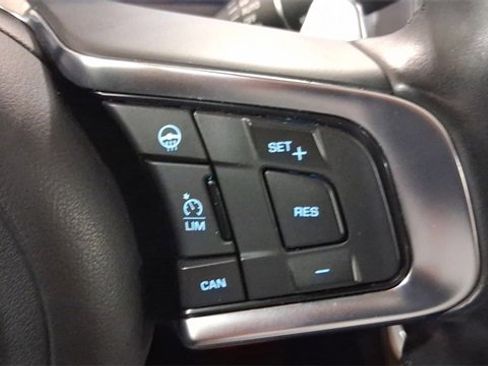 Used 2018 Jaguar XF R-Sport image 37