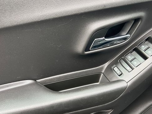 Used 2021 Chevrolet Trax LT w/ LT Convenience Package image 11