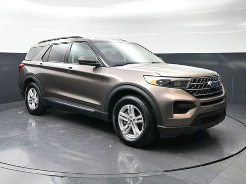 Used 2021 Ford Explorer XLT image 3