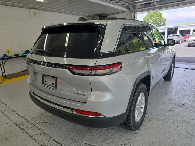 Used 2023 Jeep Grand Cherokee Laredo AWD/4WD image 5
