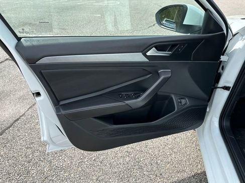 Certified 2023 Volkswagen Jetta SE w/ Panoramic Sunroof Package FWD image 11