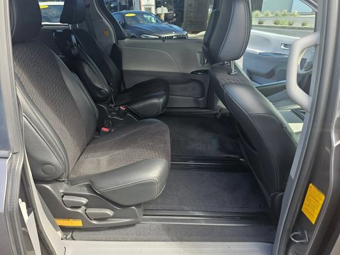 Used 2012 Toyota Sienna SE FWD image 11