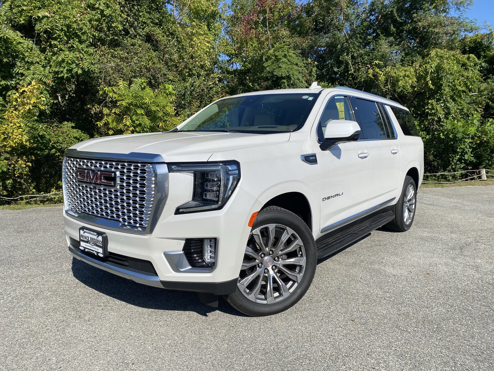 Used 2023 GMC Yukon XL Denali w/ Max Trailering Package AWD/4WD image 3