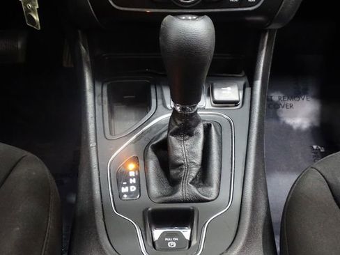 Used 2019 Jeep Cherokee Latitude w/ Popular Appearance Group FWD image 37