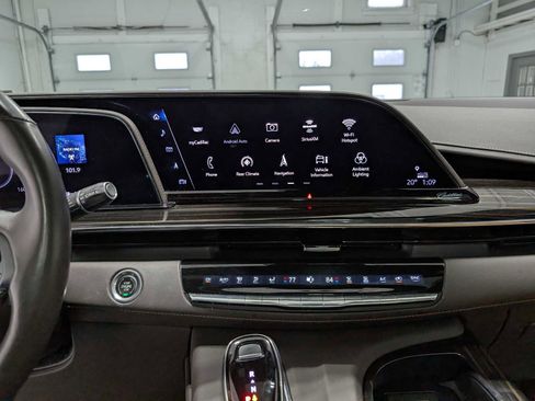 Used 2023 Cadillac Escalade Premium Luxury image 37