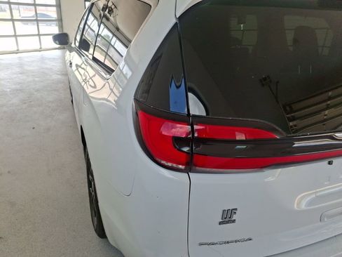 Used 2022 Chrysler Pacifica Touring-L FWD image 5