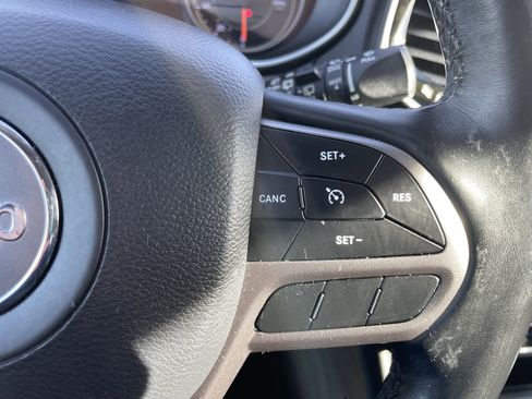 Used 2020 Jeep Cherokee Limited image 16