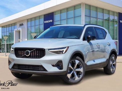Used 2025 Volvo XC40 B5 Plus w/ Protection Package Premier image 32