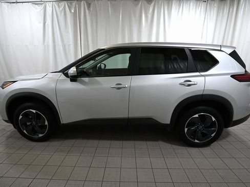 Used 2024 Nissan Rogue SV image 9