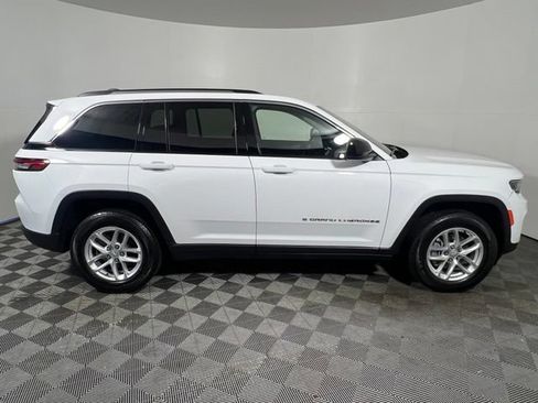 Used 2023 Jeep Grand Cherokee Laredo w/ Luxury Tech Group I AWD/4WD image 10