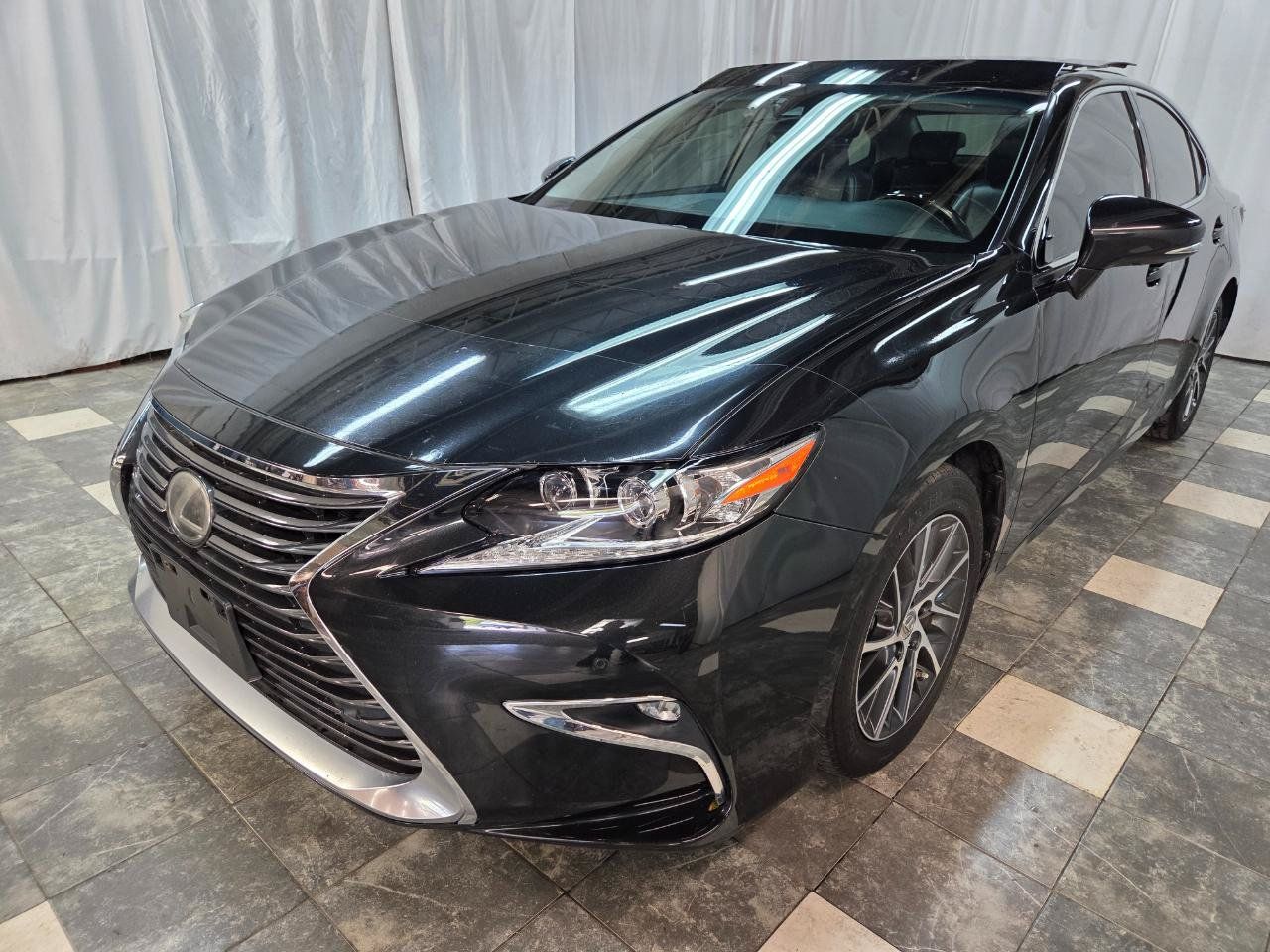 Used 2018 Lexus ES 350 w/ Luxury Package w/Wood Trim FWD image 2